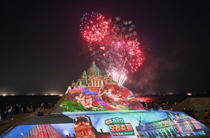 [부산=뉴시스] 해운대모래축제 미디어파사드 (사진=해운대구 제공) 2024.05.27. photo@newsis.com *재판매 및 DB 금지