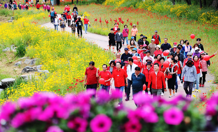 [괴산=뉴시스] 2024 괴산빨간맛페스티벌 빨간꽃길걷기대회. (사진=괴산군 제공) photo.newsis.com *재판매 및 DB 금지