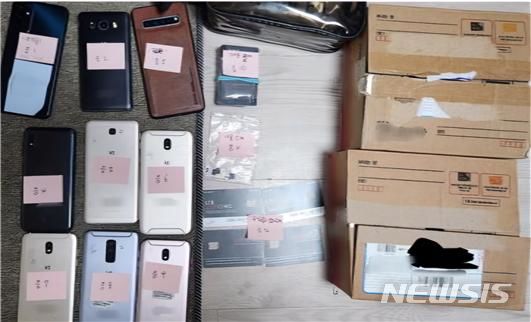 [제주=뉴시스] 지난 15일 제주에서 검거된 사설 변작기 관리책이 가지고 있던 대포폰과 유심칩. (사진=제주경찰청 제공) 2024.05.27. photo@newsis.com 