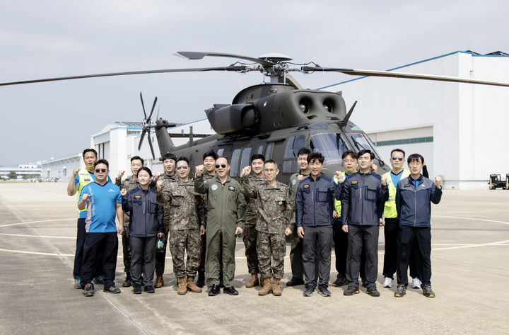 [서울=뉴시스] 윤병기(대령) 감항인증실장(중앙 오른쪽)과 최성호(준위) 체계안전인증준사관(중앙 왼쪽) 등 시험평가단 인원들이 기념사진을 촬영하고 있다. (사진=육군 제공) 2024.05.27. photo@newsis.com *재판매 및 DB 금지
