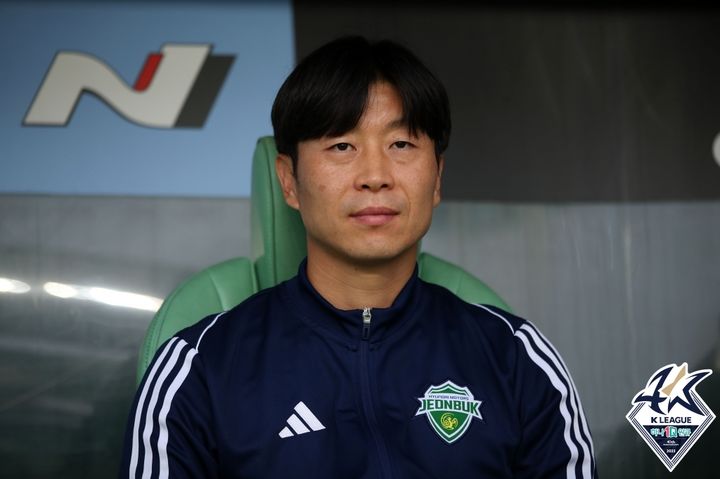 [서울=뉴시스]K리그1 전북 신임 사령탑 김두현. (사진=프로축구연맹 제공)