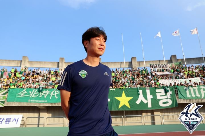 [서울=뉴시스]K리그1 전북 신임 사령탑 김두현. (사진=프로축구연맹 제공)