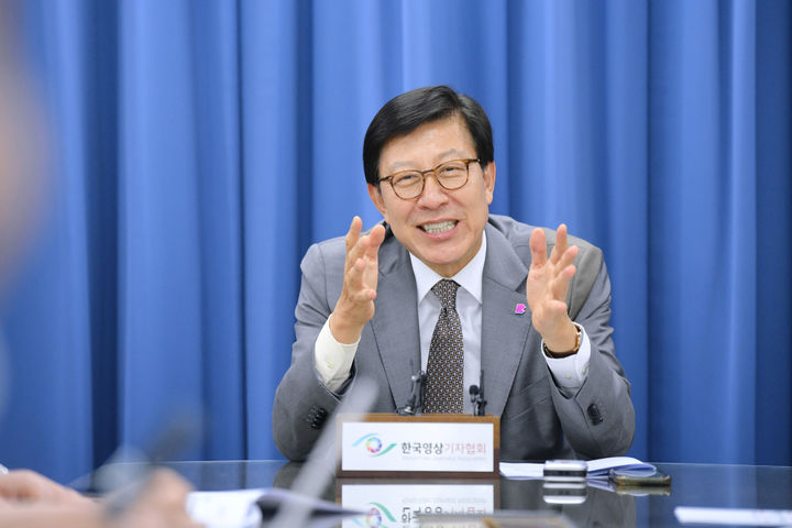 [부산=뉴시스] 박형준 부산시장이 27일 부산시청에서 유럽 2개국 순방 결과를 설명하고 있다. (사진=부산시 제공) 2024.05.27. photo@newsis.com *재판매 및 DB 금지