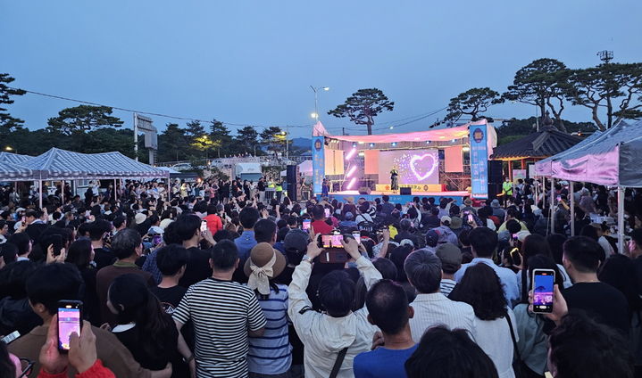 [남원=뉴시스] 지난 2024년 5월26일 남원 광한루원 경외상가와 광장주차장에서 열린 '월광포차'의 특설무대, 인기가수 김장훈의 라이브 공연이 펼쳐지고 있다. *재판매 및 DB 금지