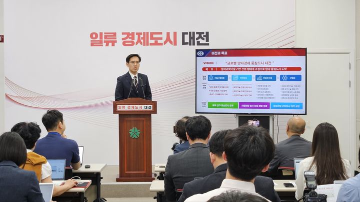 [대전=뉴시스]장호종 대전시 경제과학부시장이 27일 정부의 개방형 양자공정 인프라 구축 사업에 카이스트가 선정된 것에 대해 설명하고 있다. 2024. 05. 27&nbsp; *재판매 및 DB 금지