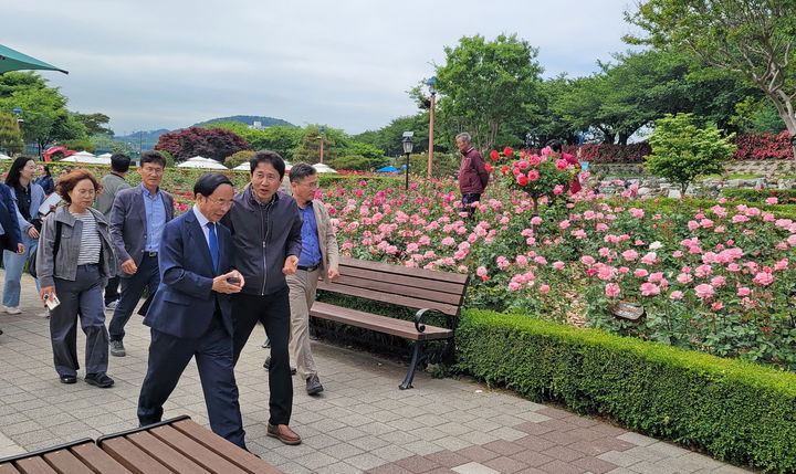 심민 임실군수가 '삼척 오십천 장미공원'을 둘러보며 관계자로부터 설명을 듣고 있다. *재판매 및 DB 금지