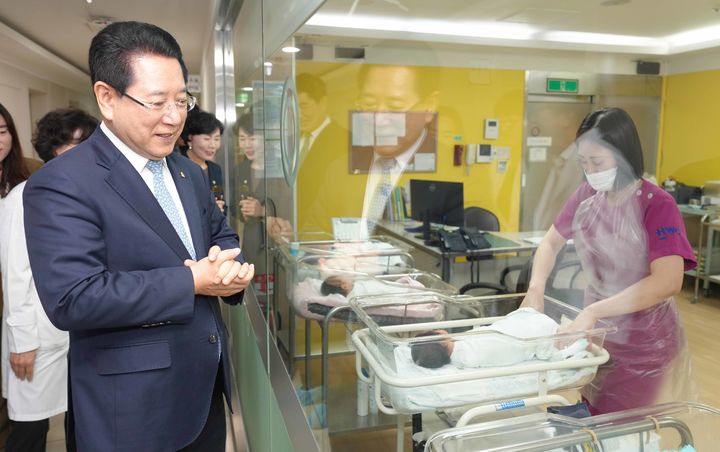  [순천=뉴시스] 송창헌 기자 = 김영록 전남지사가 27일 순천시 현대여성아동병원에서 개원한 전남 공공산후조리원 5호점 신생아실을 둘러보고 있다. (사진=전남도 제공) 2024.05.27 photo@newsis.com *재판매 및 DB 금지