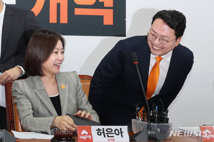 [서울=뉴시스] 권창회 기자 = 허은아 개혁신당 대표와 천하람 원내대표가 27일 오전 서울 여의도 국회에서 열린 최고위원회의에 참석하고 있다. 2024.05.27. kch0523@newsis.com