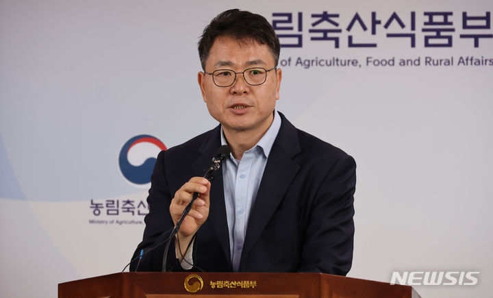 [세종=뉴시스] 강종민 기자 = 김정욱 농림축산식품부 축산정책관이 27일 세종시 정부세종청사에서 축산물 수급 상황과 향후 대책을 발표하고 있다. 2024.05.27. ppkjm@newsis.com