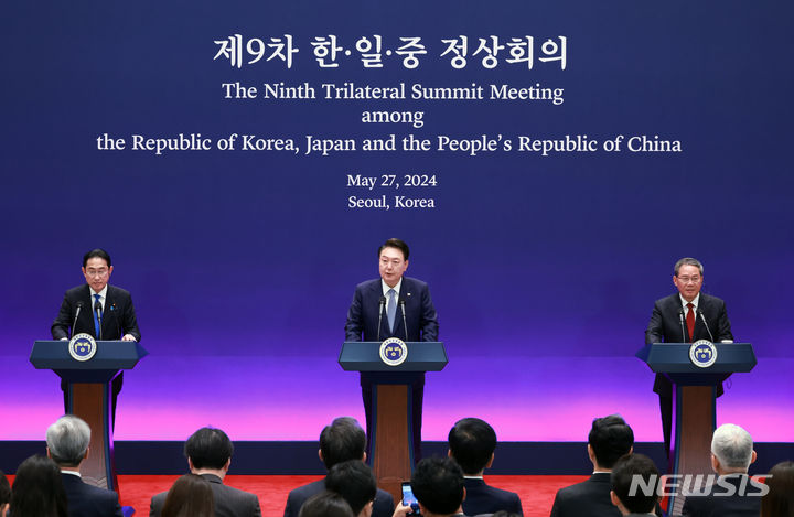 [서울=뉴시스] 조수정 기자 = 윤석열 대통령이 27일 청와대 영빈관에서 열린 제9차 한일중 정상회의 공동기자회견에서 발언하고 있다. 왼쪽은 기시다 후미오 일본 총리, 오른쪽은 리창 중국 국무원 총리. (대통령실통신사진기자단) 2024.05.27. chocrystal@newsis.com