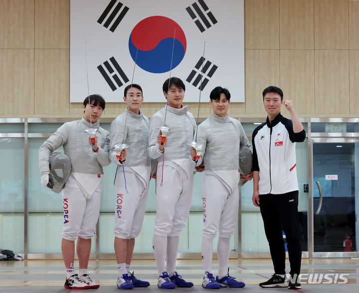 [진천=뉴시스] 김진아 기자 = 지난 5월27일 진천국가대표선수촌에서 열린 2024 파리올림픽 참가 펜싱 국가대표선수 미디어데이에서 남자 사브르에 출전하는 박상원(왼쪽부터), 도경동, 오상욱, 구본길과 원우영 코치가 포즈를 취하고 있다. 2024.05.27. bluesoda@newsis.com