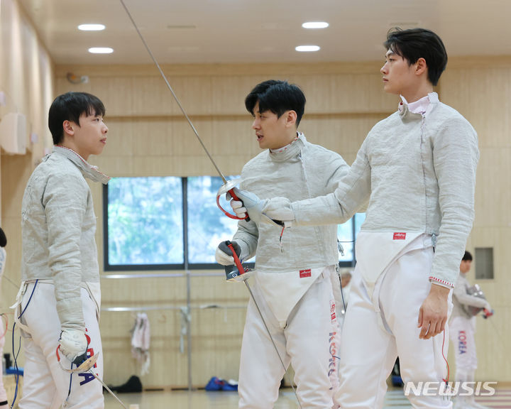 [진천=뉴시스] 김진아 기자 = 27일 진천국가대표선수촌에서 열린 2024 파리올림픽 참가 펜싱 국가대표선수 미디어데이에서 남자 사브르에 출전하는 박상원(왼쪽부터), 오상욱, 구본길이 대화를 하고 있다. 2024.05.27. bluesoda@newsis.com