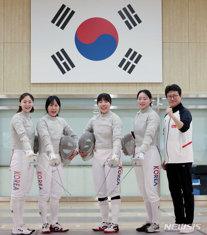 [진천=뉴시스] 김진아 기자 = 27일 진천국가대표선수촌에서 열린 2024 파리올림픽 참가 펜싱 국가대표선수 미디어데이에서 여자 사브르 윤지수(왼쪽부터), 전은혜, 전하영, 최세빈과 이국현 코치가 포즈를 취하고 있다. 2024.05.27. bluesoda@newsis.com