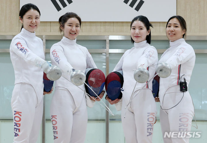 [진천=뉴시스] 김진아 기자 = 27일 진천국가대표선수촌에서 열린 2024 파리올림픽 참가 펜싱 국가대표선수 미디어데이에서 여자 에페에 출전하는 강영미(왼쪽부터), 이혜인, 송세라, 최인정이 포즈를 취하고 있다. 2024.05.27. bluesoda@newsis.com