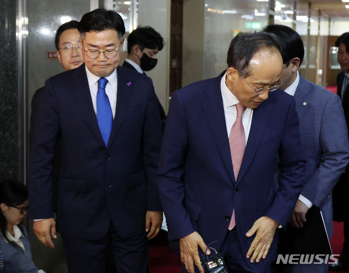 [서울=뉴시스] 조성우 기자 = 추경호(오른쪽) 국민의힘 원내대표와 박찬대 더불어민주당 원내대표가 27일 오전 서울 여의도 국회 의장실에서 김진표 국회의장 주재 여야 원내대표 회동을 마치고 나와 회동 결과를 말한 뒤 자리를 나서고 있다. 2024.05.27. xconfind@newsis.com