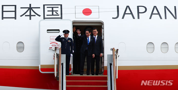 [성남=뉴시스]기시다 후미오 일본 총리가 12일 주요 7개국(G7) 정상회의 참석을 계기로 우크라이나의 볼로디미르 젤렌스키 대통령과 정상회담을 조율 중이라고 밝혔다. 사진은 기시다 총리가 지난달 27일 성남 서울공항에서 제9차 한일중 정상회의를 마치고 출국 전 환송객들에게 인사하는 모습. 2024.06.12. 