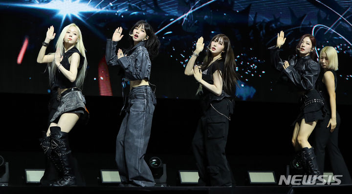 [서울=뉴시스] 김혜진 기자 = 그룹 에스파가 27일 오후 서울 용산구 한남동 블루스퀘어에서 열린 첫 정규 앨범 '아마겟돈(Armageddon)' 발매 기념 쇼케이스에서 무대를 선보이고 있다.이번 앨범은 에스파가 데뷔 4년 만에 처음으로 선보이는 정규 앨범으로, 독보적인 콘셉트와 정체성을 총집합한 웰메이드 작품의 탄생을 예고한 만큼, 선주문 수량만 102만 장을 넘기며 전작 'Girls'(걸스), 'MY WORLD'(마이 월드), 'Drama'(드라마)에 이어 4연속 밀리언셀러 등극을 예고해 에스파의 막강한 저력을 다시 한번 실감케 했다. 2024.05.27. jini@newsis.com