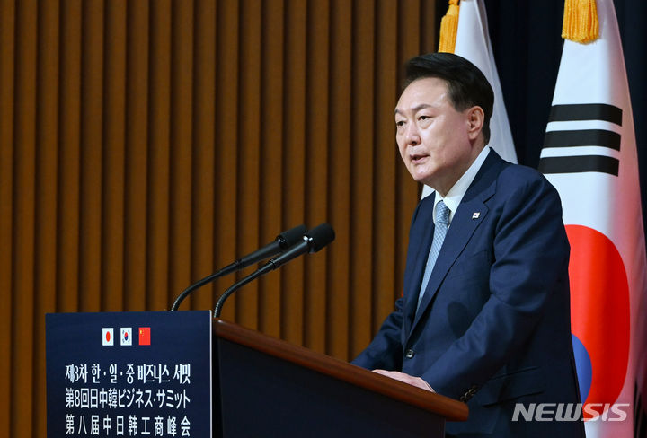 [서울=뉴시스] 윤석열 대통령이 지난 27일 서울 중구 대한상공회의소에서 열린 제8차 한일중 비즈니스 서밋에서 연설하고 있다. (사진=대통령실 제공) 2024.05.27. photo@newsis.com