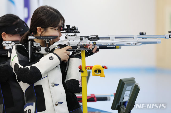 [진천=뉴시스] 김진아 기자 = 지난 5월27일 진천국가대표선수촌에서 열린 파리 올림픽 사격 국가대표 미디어데이에서  10m 공기소총에 출전하는 반효진이 훈련을 하고 있다. 2024.05.27. bluesoda@newsis.com