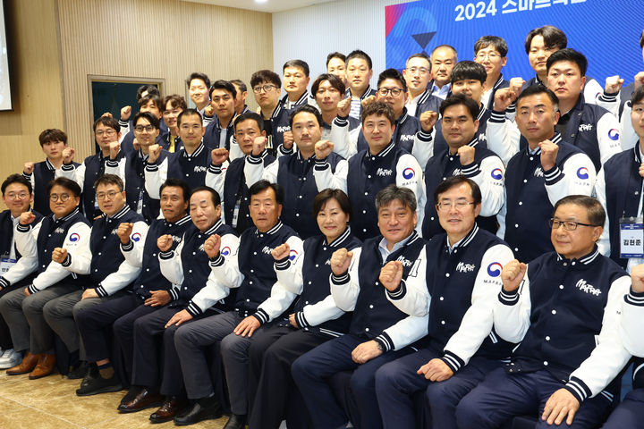 [서울=뉴시스] 송미령 농림축산식품부 장관이 27일 충남 천안시 연암대학교에서 열린 '스마트축산 청년 서포터즈 제1기 출범식'에 참석해 서포터즈들과 기념촬영 하고 있다. (사진=농림축산식품부 제공) 2024.05.27. photo@newsis.com *재판매 및 DB 금지