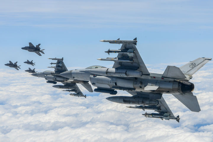 [서울=뉴시스] 홍효식 기자 = 27일 전방 중부지역 NFL(비행금지선) 이남에서 공군 F-35A, KF-16 편대가 공격편대군 비행훈련 및 타격 훈련을 실시하고 있다. (사진=합동참모본부 제공) 2024.05.27. photo@newsis.com *재판매 및 DB 금지