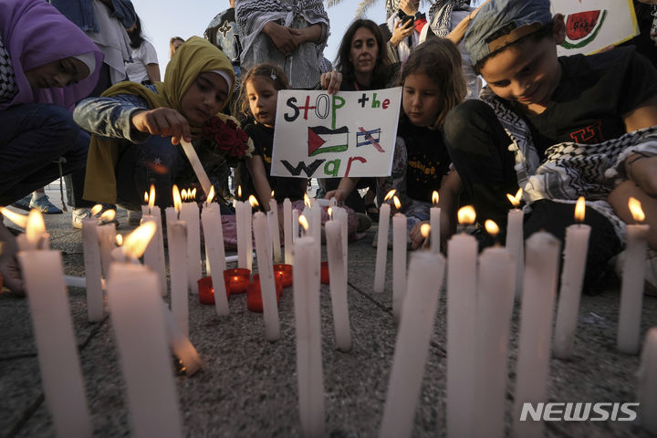 [베이루트=AP/뉴시스]지난 5월 27일 레바논 베이루트에서 어린이들이 이스라엘에 반대하고 가자지구 라파의 팔레스타인인들과 연대하는 행진 도중 촛불을 밝히고 있다.  이스라엘군은 레바논 남부 국경 마을에 대한 공습을 계속해 6월 9일에도 7명의 사상자를 냈다. 2024.06.10.