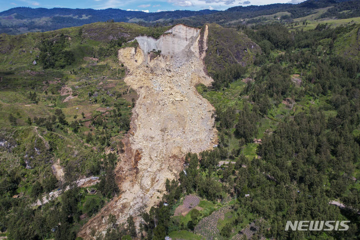 [얌발리(파푸아뉴기니)=AP/뉴시스] 독일 지구과학연구센터(GFZ)는 16일(현지시간) 그리니치 표준시(GMT) 오후 4시 59분(한국시간 17일 오전 1시 59분)께 파푸아뉴기니 뉴아일랜드 지역에서 규모 6.0의 지진이 발생했다고 밝혔다. 사진은 지난해 남태평양의 섬나라 파푸아뉴기니의 산사태 발생지역의 모습. 2025.09.17. 