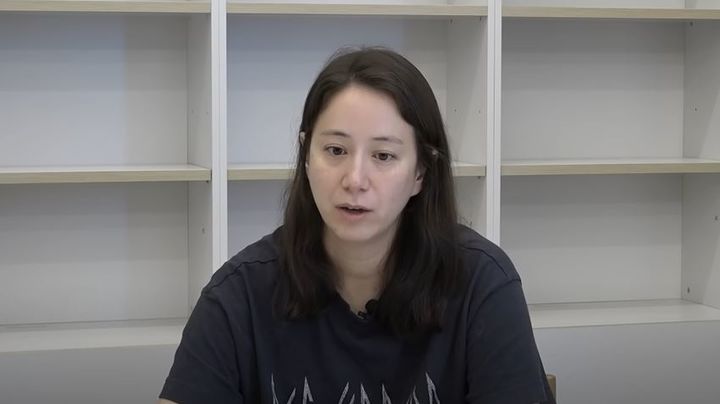 [서울=뉴시스] 최근 ‘개통령’으로 불리는 반려견 훈련사 강형욱의 직장 내 갑질 논란에 대한 진실공방이 이어지는 가운데, 이번엔 보듬컴퍼니 대표 강형욱의 아내 수잔 엘더 이사의 미담이 공개됐다. (사진= 유튜브 강형욱의 보듬TV 캡처) *재판매 및 DB 금지