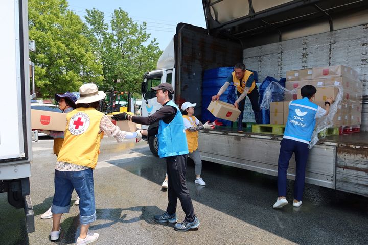 지난해 7월 SPC 임직원들이 폭우 피해지역 긴급구호를 위해 전라도 익산에 위치한 나바위성당에서 구호물품을 전달 활동을 진행하고 있다.(사진=SPC제공) *재판매 및 DB 금지