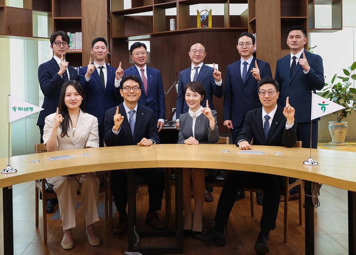 27일 서울 중구 을지로 하나은행 본점에서 기업ESG컨설팅팀 직원들이 기념촬영을 하고 있다. (사진=하나은행 제공) *재판매 및 DB 금지