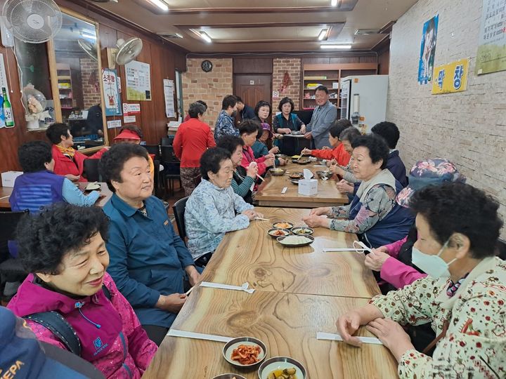 [대구=뉴시스] 어버이날 대구시 서구 비산동의 한 식당에서 마을 노인들이 무료로 제공하는 국수를 먹기 위해 기다리고 있다. (사진=대구시 서구 제공) 2024.05.28. photo@newsis.com *재판매 및 DB 금지