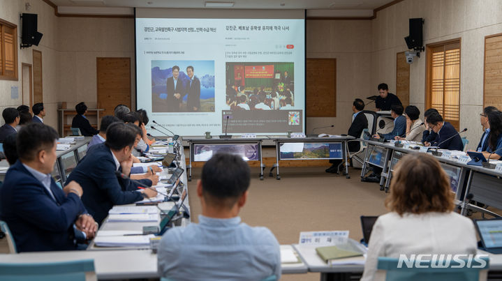 [강진=뉴시스] 지난 27일 강진군청 대회의실에서 개최된 챗GPT-4o 외국인 민원 서비스 시연회를 하고 있다.