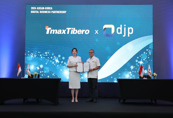 현지시각 지난 27일 인도네시아 자카르타에서 과학기술정보통신부 주최·정보통신산업진흥원(NIPA) 주관 한-아세안 디지털 비즈니스 파트너십이 진행된 가운데 (왼쪽부터)티맥스티베로 박서희 글로벌 팀장과 인도네시아 재정경제부 이완 주니아르 조세담당 실장이 기념 촬영을 하고 있다(사진=티맥스그룹 제공) *재판매 및 DB 금지