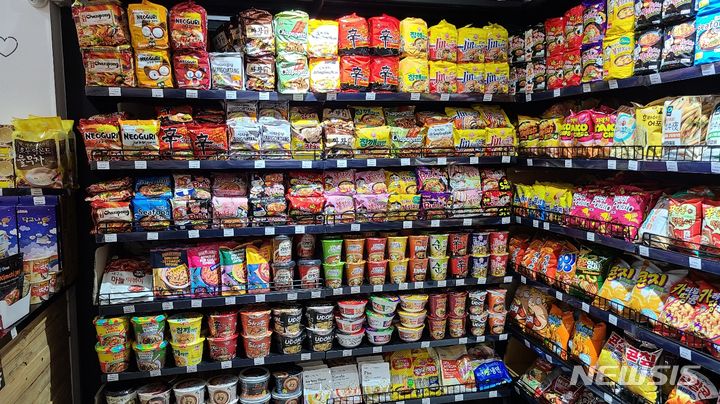 [서울=뉴시스] 남아프리카공화국 샌튼시티(Sandton City)의 한 마트에 한국 라면이 전시돼 있다. (사진= 코트라 요하네스버그무역관 제공)