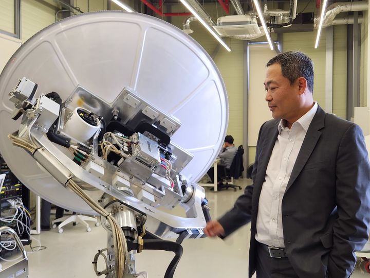 [경기=뉴시스] 이승주 기자 = 성상엽 인텔리안테크 대표가 지난 27일 경기 평택시에 위치한 평택제1사업장에서 미 해군의 인증을 받아 납품계약을 맺은 해상용 안테나 설명하고 있다. 2024.05.28. heyjude@newsis.com *재판매 및 DB 금지