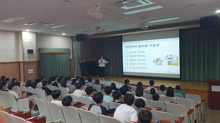 [대구=뉴시스] 대구 수성구보건소는 들안길초등학교와 동문초등학교 초등학생 220명을 대상으로 '똑똑 건강학교, 어린이 식생활 교육'을 실시했다. (사진 = 대구시 수성구 제공) 2024.05.28. photo@newsis.com *재판매 및 DB 금지