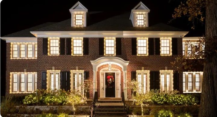 [서울=뉴시스] 영화 ‘나 홀로 집에’(1990) 배경으로 등장한 미국 시카고 교외의 저택이 부동산 시장 매물로 나왔다. (사진= 에어비앤비 캡처) *재판매 및 DB 금지