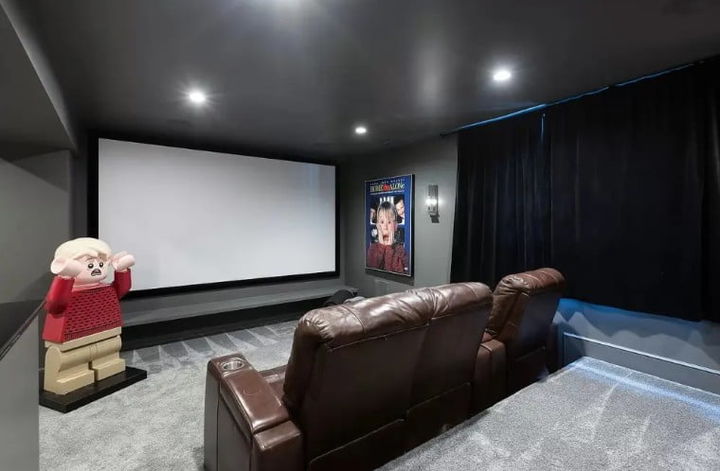 [서울=뉴시스] 사진은 해당 저택 소규모 영화관. (사진= 부동산 업체 캡처) *재판매 및 DB 금지