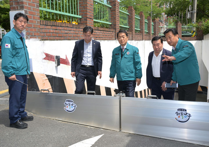 [울산=뉴시스] 28일 서동욱 울산 남구청장이 관계 공무원들과 함께 이달 말 준공을 앞두고 있는 남구 옥동의 한 공동주택 지하주차장 입구 침수 방지시설 설치현장을 점검하고 있다. (사진=울산 남구 제공) 2024.05.28. photo@newsis.com *재판매 및 DB 금지