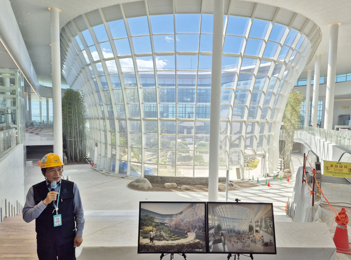 [서울=뉴시스] 이학재 인천공항공사 사장이 지난 28일 오후 인천공항 제2여객터미널을 확장하는 4단계 건설사업 현장에서 기자들에게 브리핑을 하고 있다. 2024.05.29. mania@newsis.com *재판매 및 DB 금지