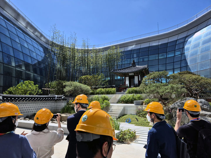 [서울=뉴시스] 지난 28일 오후 인천공항 제2여객터미널을 확장하는 4단계 건설사업 현장에서 기자들에게 한국정원 승재정이 공개되고 있다. 2024.05.29. mania@newsis.com *재판매 및 DB 금지