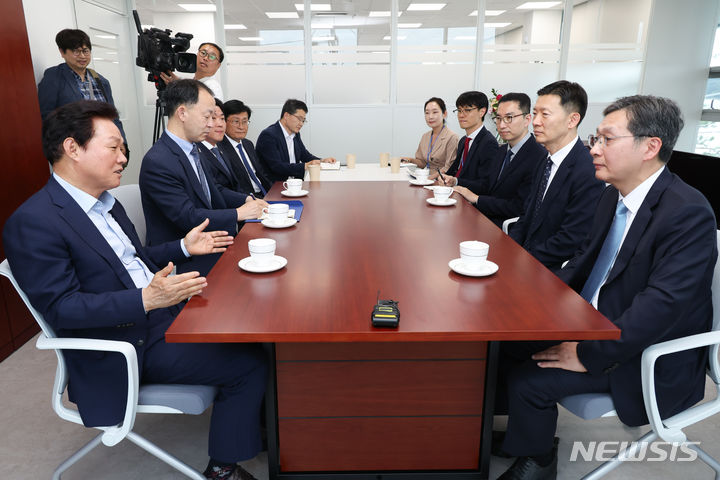 [사천=뉴시스]박완수(왼쪽) 경남도지사가 28일 오후 하루 전 개청한 사천 우주항공청을 방문해 윤영빈 우주항공청장과 환담하고 있다.(사진=경남도 제공) 2024.05.28.  photo@newsis.com