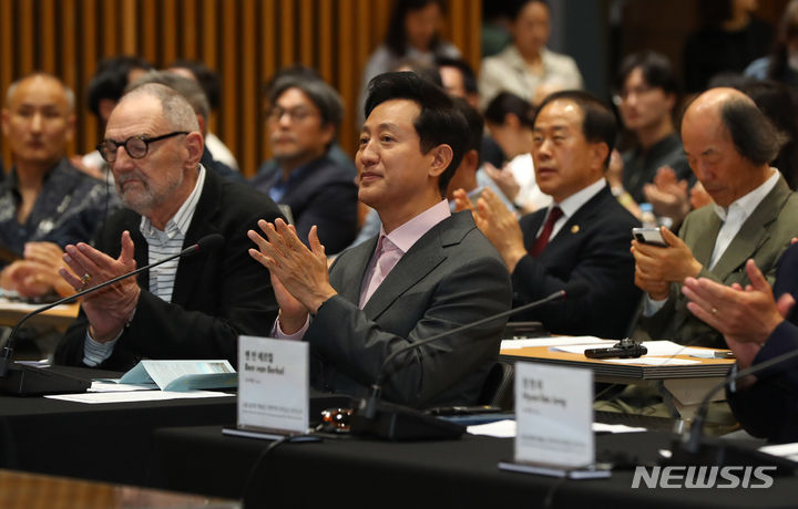 [서울=뉴시스] 김혜진 기자 = 오세훈 서울시장이 28일 오전 서울 중구 서울시청 다목적홀에서 열린 노들섬 국제지명설계공모 공개심사에 참석해 있다. 2024.05.28. jini@newsis.com