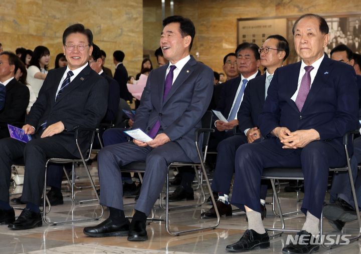 [서울=뉴시스] 조성봉 기자= 김진표(가운데) 국회의장을 비롯한 여야 대표들이 28일 오전 서울 여의도 국회에서 열린 '제76주년 국회개원기념식 및 제4회 대한민국 국회의정대상'에 참석하고 있다. 왼쪽부터 이재명 더불어민주당 대표, 김 국회의장, 황우여 국민의힘 비상대책위원장. 2024.05.28. suncho21@newsis.com