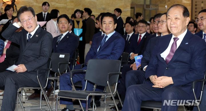 [서울=뉴시스] 조성봉 기자= 황우여 국민의힘 비대위원장과 이재명 더불어민주당 대표가 28일 오전 서울 여의도 국회에서 열린 '제76주년 국회개원기념식 및 제4회 대한민국 국회의정대상'에 참석하고 있다. 2024.05.28. suncho21@newsis.com