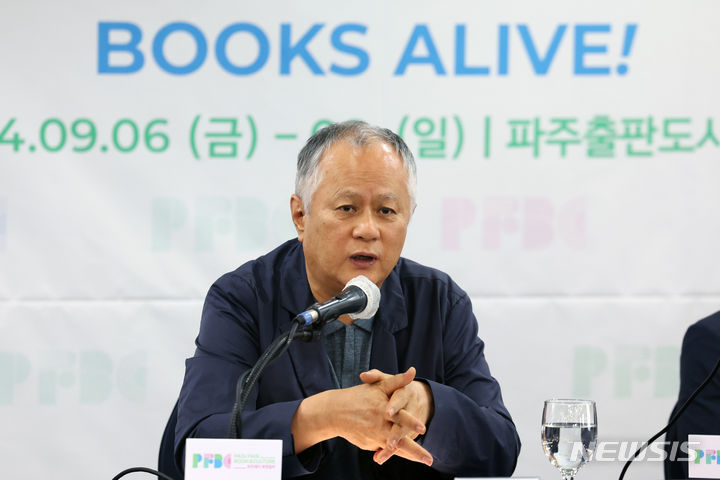 [서울=뉴시스] 박진희 기자 = 파주페어_북앤컬처 송승환 총감독이 K-BOOK과 K-콘텐츠 창작의 산실이자 글로벌 콘텐츠 마켓을 지향하는 '2024 파주페어_북앤컬처' 기자간담회를 28일 서울 중구 프레스센터에서 하고 있다. 올해 처음 열리는 '2024 파주페어_북앤컬처'는 오는 9월 6일부터 9월 8일까지 3일 동안 파주출판도시 일대에서 개최된다. 2024.05.28. pak7130@newsis.com