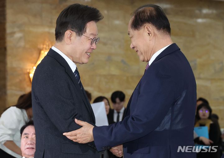 [서울=뉴시스] 조성봉 기자= 황우여 국민의힘 비상대책위원장과 이재명 더불어민주당 대표가 28일 오전 서울 여의도 국회에서 열린 '제76주년 국회개원기념식 및 제4회 대한민국 국회의정대상'에서 악수하고 있다. 2024.05.28. suncho21@newsis.com