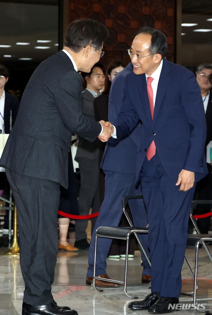 [서울=뉴시스] 조성봉 기자= 이재명 더불어민주당 대표와 추경호(오른쪽) 국민의힘 원내대표가 28일 오전 서울 여의도 국회에서 열린 '제76주년 국회개원기념식 및 제4회 대한민국 국회의정대상'에서 악수하고 있다. 2024.05.28. suncho21@newsis.com