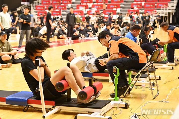 [수원=뉴시스] 김종택 기자 = 2024년도 경기도 소방공무원 체력검정이 실시된 28일 경기도 수원시 칠보체육관에서 응시생들이 윗몸일으키기 테스트를 받고 있다. 2024.05.28. jtk@newsis.com
