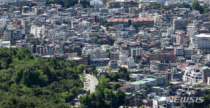 [서울=뉴시스] 홍효식 기자 = 사진은 지난 5월28일 서울 중구 남산에서 바라본 빌라 밀집 지역 모습. 2024.05.28. yesphoto@newsis.com